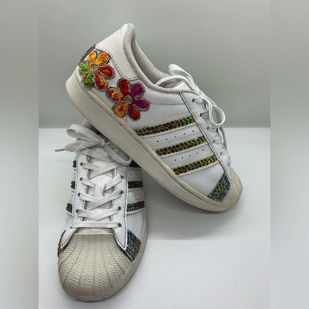 🦊Girls Adidas Sz 2 SUPERSTARS Custom Floral/crystal embellishment White Leather